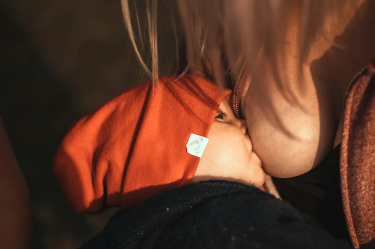 母乳哺育第一步:為什麼產檯上的肌膚接觸如此重要?
