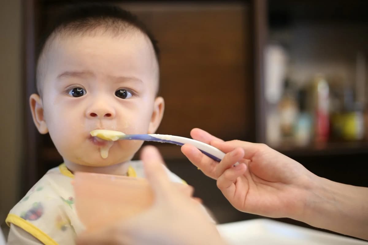 育兒困擾-孩子吃飯變「點子王」,湯匙、水壺丟不停怎麼辦?